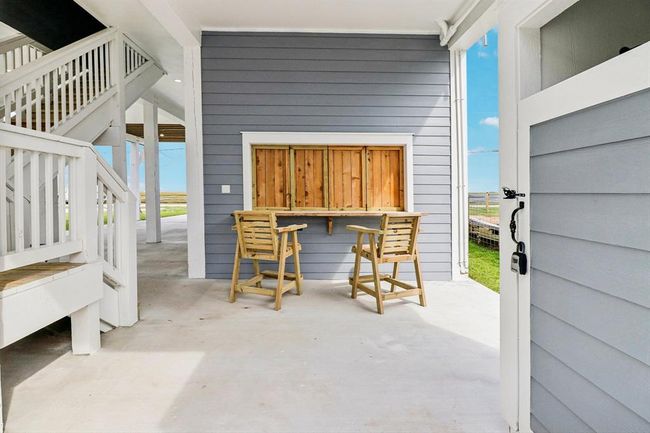 Lower deck bar | Image 41