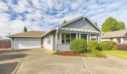 930 Schaefers Ln, Grants Pass, OR, 97526-5927 | Card Image