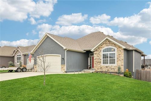 915 N Oak Ter, Tonganoxie, KS, 66086-4504 | Card Image