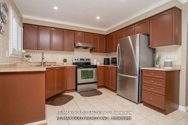 34 Jingle Cres, House attached with 4 bedrooms, 4 bathrooms and 2 parking in Brampton ON | Image 10