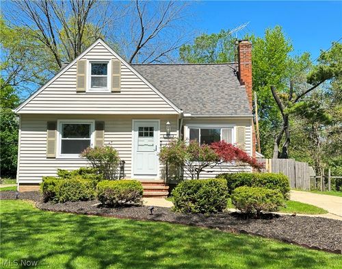 10124 Keswick Dr, Parma Heights, OH, 44130-2047 | Card Image