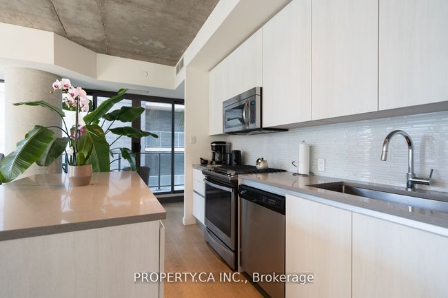 1012 - 111 Bathurst St, Condo with 2 bedrooms, 2 bathrooms and null parking in Toronto ON | Image 5