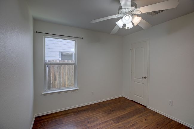 Spare room featuring dark wood-style floors, a ceiling fan, and baseboards | Image 30