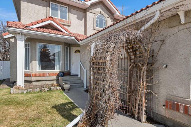 60 Chaparral Road Se, Home with 3 bedrooms, 3 bathrooms and 4 parking in Calgary AB | Image 3