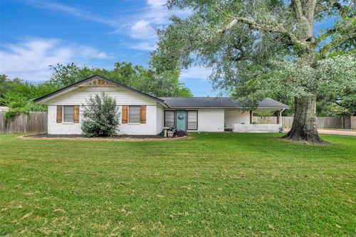 202 W Limit St, Madisonville, TX, 77864-2448 | Card Image
