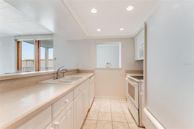 Plenty of counter space | Image 13