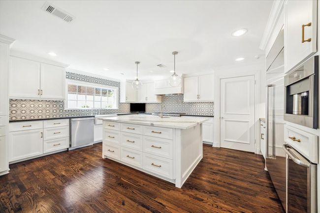 2129 Brentwood Dr, House other with 3 bedrooms, 5 bathrooms and 2 parking in Houston TX | Image 18
