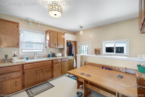 917 E Farnum Ave, Madison Heights, MI, 48071-3426 | Card Image