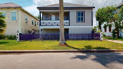 2215 30th St, Galveston, TX, 77550-7720 | Card Image
