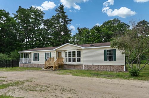 124 Chester Road, Raymond, NH, 03077 | Card Image