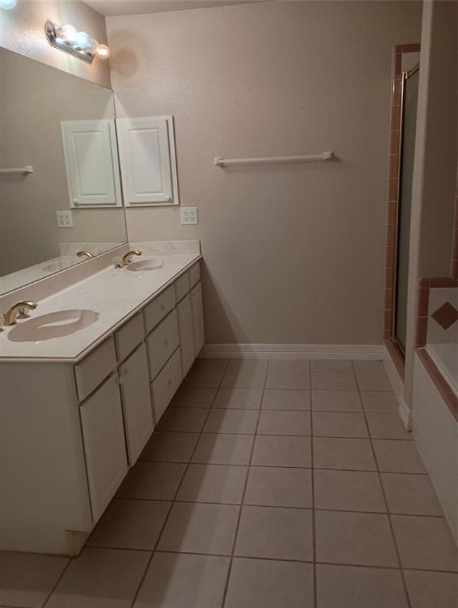 Primary Bathroom | Image 10