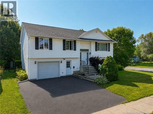 86 Rebecca Dr, House with 5 bedrooms, 2 bathrooms and null parking in Fredericton NB | Card Image