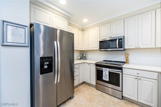 Kitchen with stainless steel appliances comes turnkey | Image 5