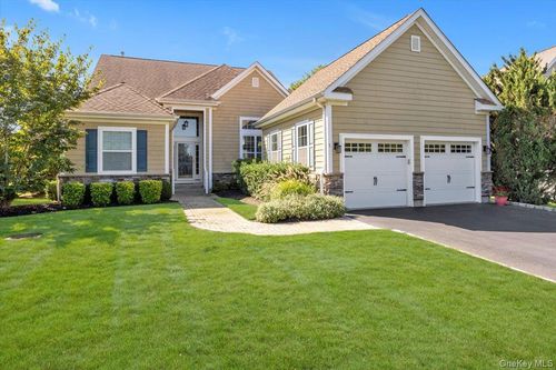 5 Wolfsbane Ct, Riverhead, NY, 11901-1212 | Card Image