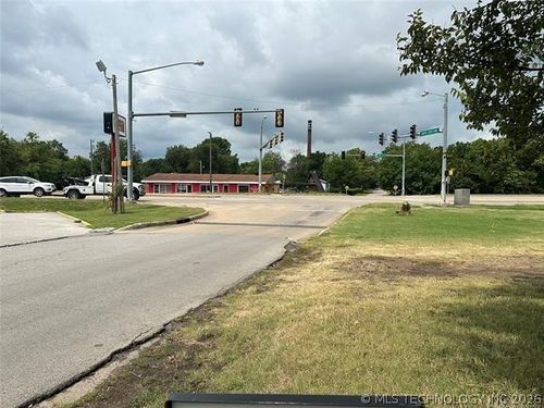 917 Martin Luther King Dr, Okmulgee, OK, 74447-7404 | Card Image
