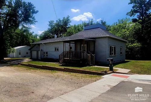 731 1st St, Clay Center, KS, 67432-2301 | Card Image