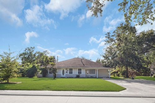 935 Magnolia St, Lake Jackson, TX, 77566-5825 | Card Image
