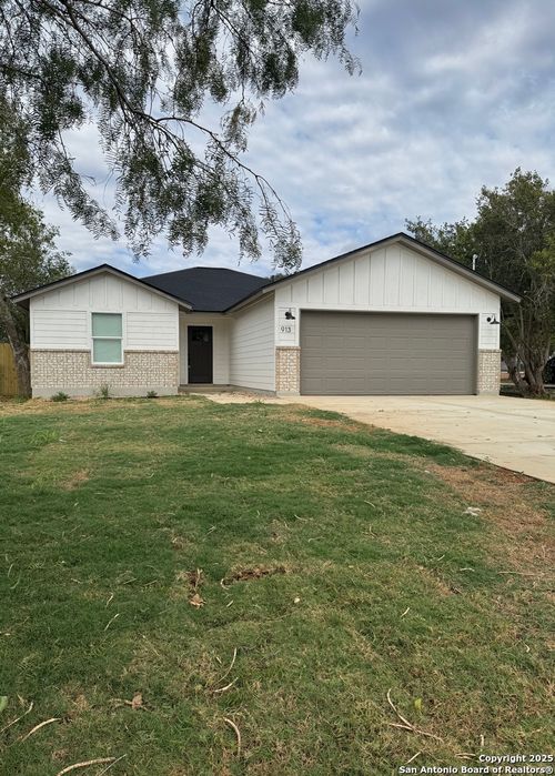 913 Olive St, Jourdanton, TX, 78026-2923 | Card Image