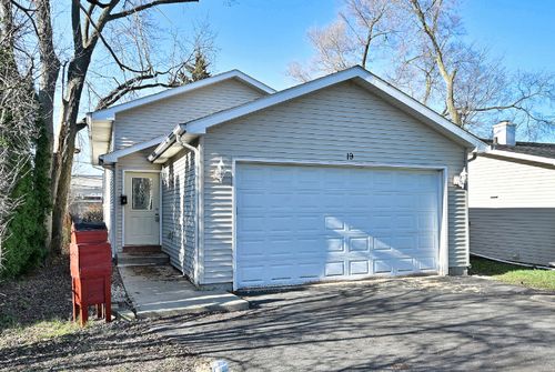 19 E Pineview Dr, Round Lake Park, IL, 60073-3415 | Card Image