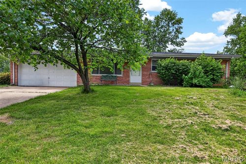 33 Cloverdale Dr, Saint Charles, MO, 63304-1100 | Card Image