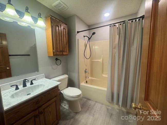 Secondary Bath in between both bedrooms | Image 25
