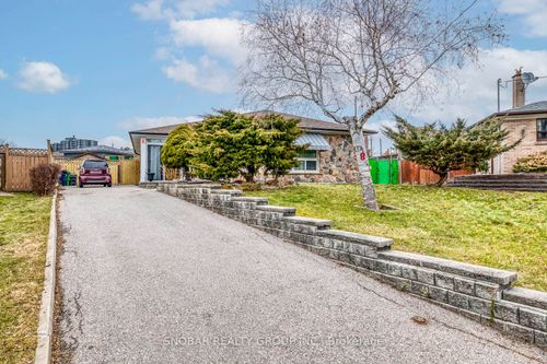 8 Greyfriar Court, North York, ON, M3N2A9 | Card Image