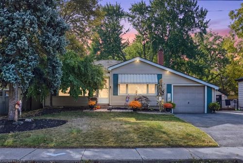 36 Pottruff Rd N, Hamilton, ON, L8H2M1 | Card Image