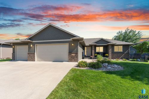 8220 S Grass Creek Dr Drive, Sioux Falls, SD, 57108 | Card Image