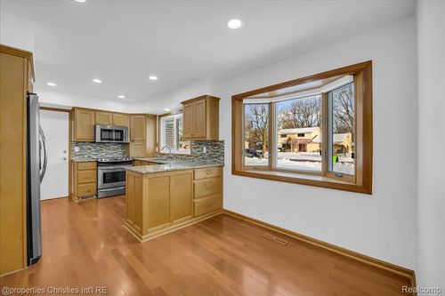 7252 Stonebrook Rd, West Bloomfield, MI, 48322-4142 | Card Image