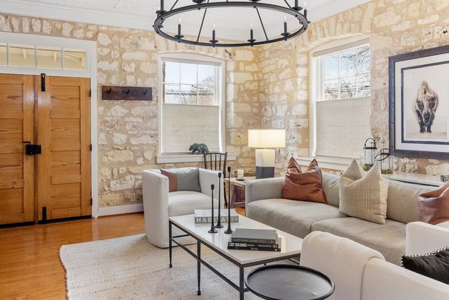 125 W San Antonio St, Home with 2 bedrooms, 3 bathrooms and 2 parking in Fredericksburg TX | Image 8