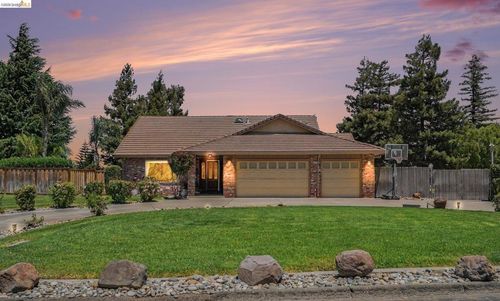 4670 Lariat Ln, Oakley, CA, 94561-1720 | Card Image