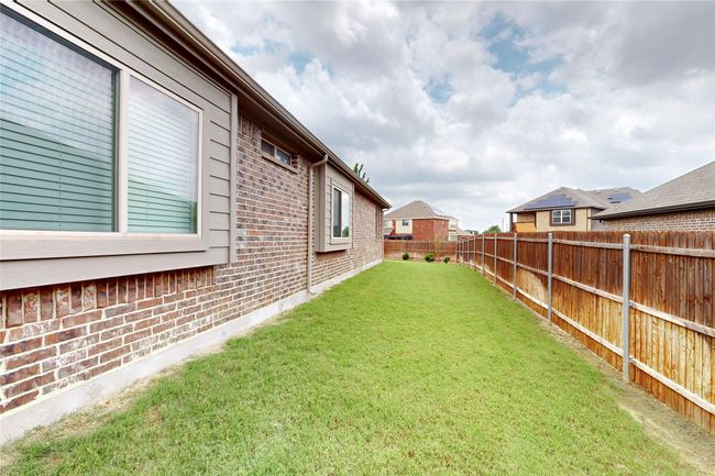 Sdie view of yard | Image 38