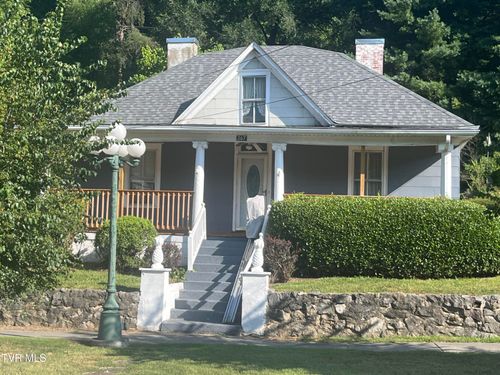 367 E Jackson St, Gate City, VA, 24251-3530 | Card Image