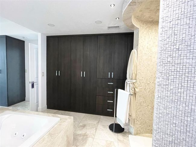 Master Bathroom | Image 19