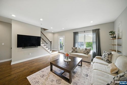 5 Stonybrook Cir, Fairfield, NJ, 07004-1586 | Card Image
