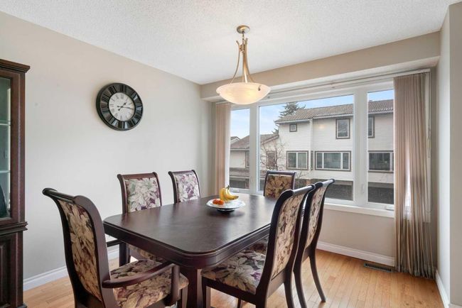 219 Coachway Lane Sw, Townhouse with 3 bedrooms, 3 bathrooms and 2 parking in Calgary AB | Image 4