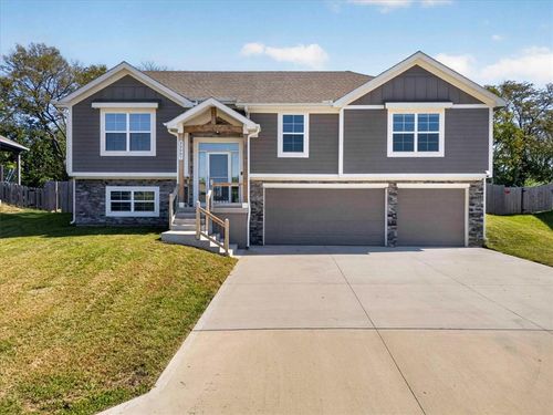 22907 S Ridgeview Dr, Peculiar, MO, 64078-0195 | Card Image