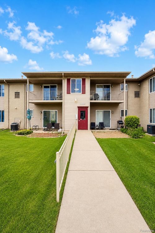 10077 Allen Pointe Dr, Allen Park, MI, 48101-1497 | Card Image