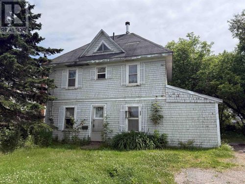 21 Main Dr W, House with 3 bedrooms, 1 bathrooms and null parking in Miscouche PE | Card Image