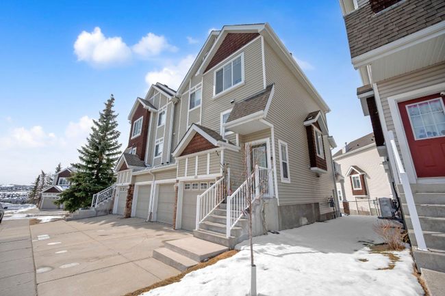 150 Hidden Creek Gardens Nw, Home with 3 bedrooms, 2 bathrooms and 4 parking in Calgary AB | Image 3