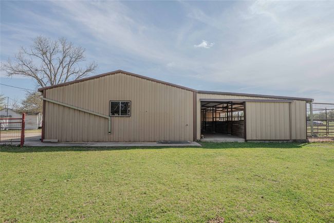 View of pole building with fence and a yard | Image 19