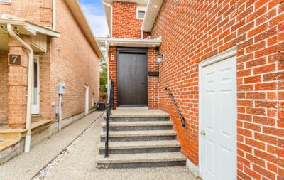 5 Corona Gate, House other with 3 bedrooms, 4 bathrooms and 5 parking in Brampton ON | Image 2