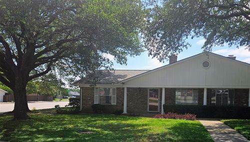 801 Livingston Dr, Hurst, TX, 76053-4828 | Card Image