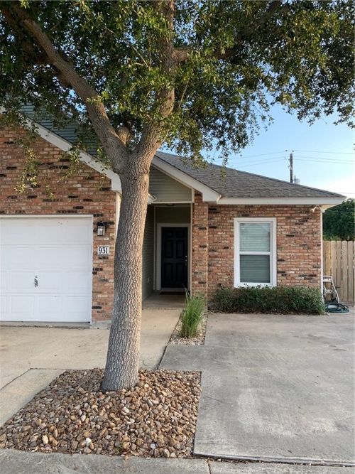 931 Moore Ave, Portland, TX, 78374-1838 | Card Image