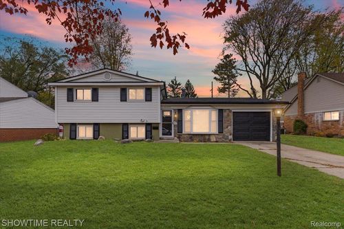 21247 Larkspur St, Farmington, MI, 48336-5047 | Card Image