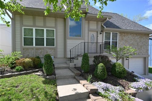 10241 Nw 57th St, Parkville, MO, 64152-3390 | Card Image