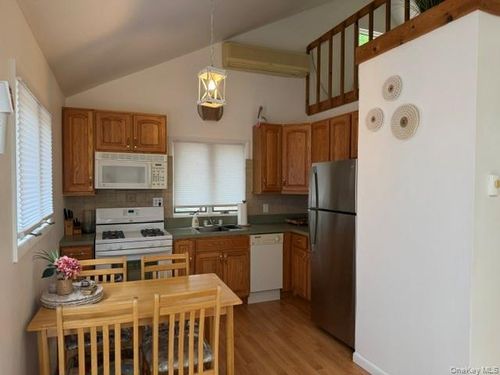 7-126 Lynn Ave, Hampton Bays, NY, 11946-2800 | Card Image