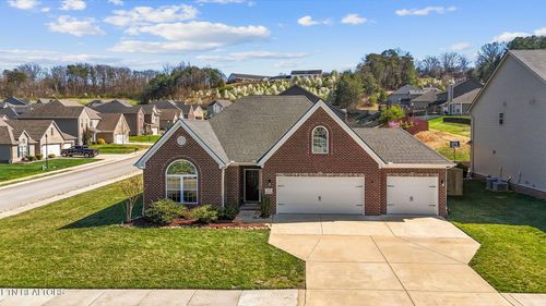 910 Springwood Ln, Maryville, TN, 37801-2545 | Card Image