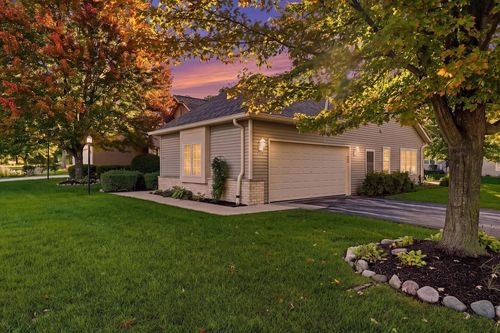 5364 S Butterfield Way, Greenfield, WI, 53221-3242 | Card Image