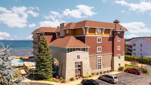 1941 N Us Highway 31 N, Traverse City, MI, 49686-4017 | Card Image